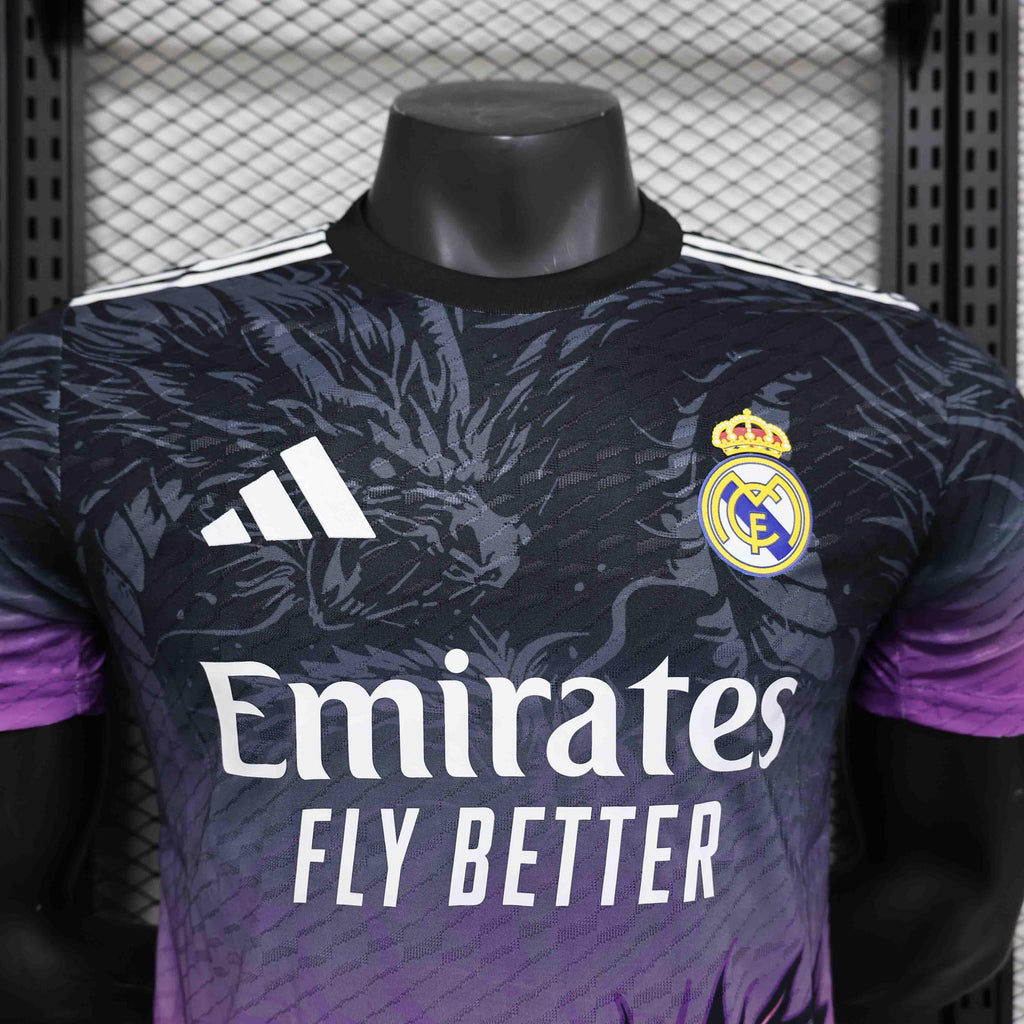 Maillot Real Madrid 2024-2025, maillot officiel Le 12-ème Maillot, avec logo et design du club sur le devant.
