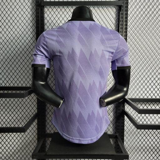 Maillot extérieur Real Madrid saison 2022-2023 violette, Le 12 -ème Maillot, vue du maillot violet avec logo et détails sur le front