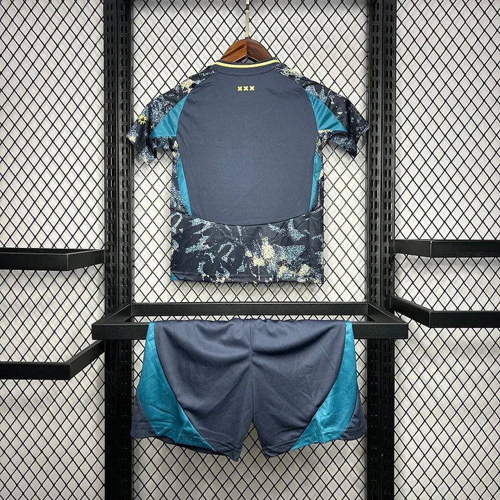 Kit enfant AJAX Amsterdam de Le 12 -ème Maillot, maillot de football coloré avec logo de l'équipe, vue de face.