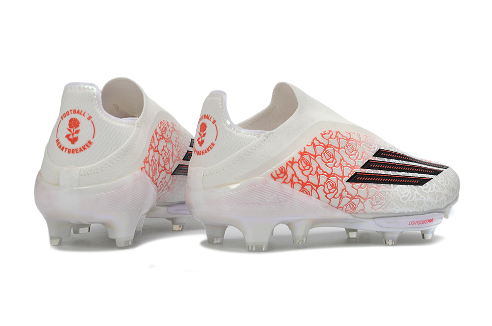 Crampons adidas F50+.1 pour football, semelles en acier, conçus pour la traction sur terrain en herbe.