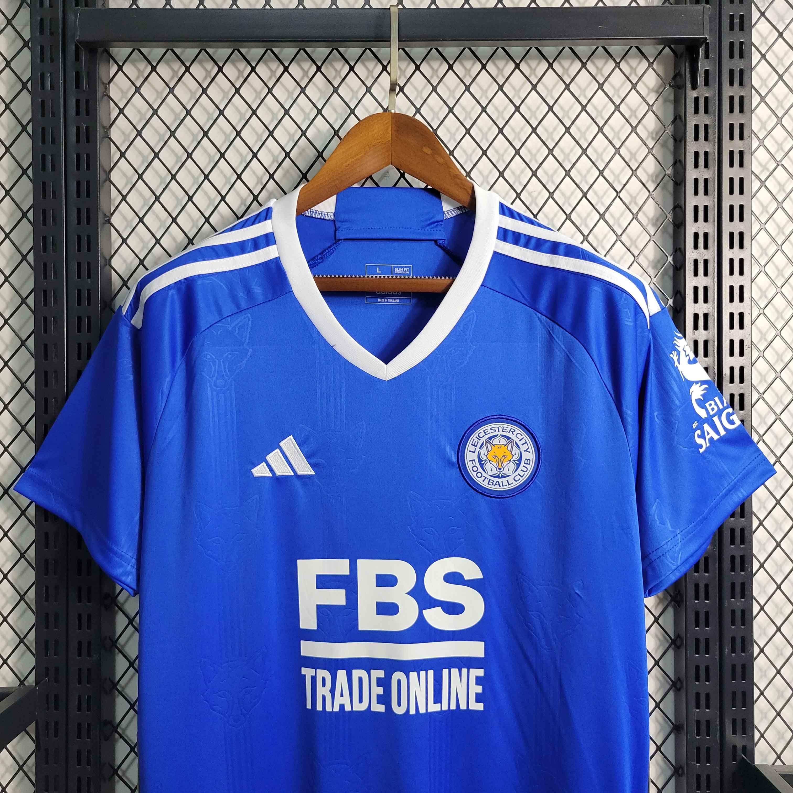 Maillot Leicester City 2023-24 Le 12 -ème Maillot, maillot de football avec logo de l'équipe et design officiel.