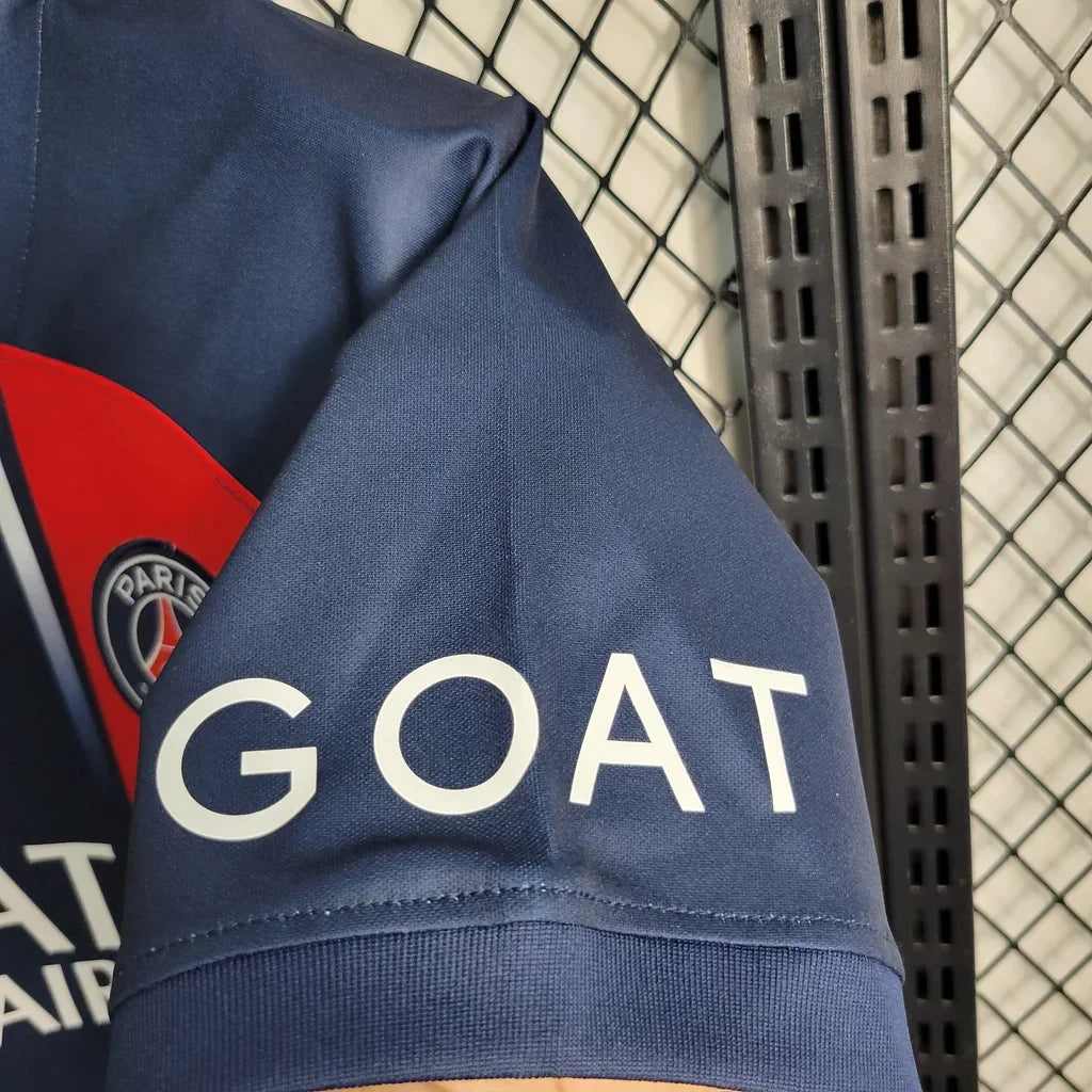 Maillot domicile Paris Saint Germain 2023-2024 Le 12 -ème Maillot, maillot de football rouge et bleu avec logo du PSG.