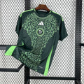 Maillot extérieur de l'Algérie 2024/25 Le 12, maillot de football avec les couleurs traditionnelles algériennes.