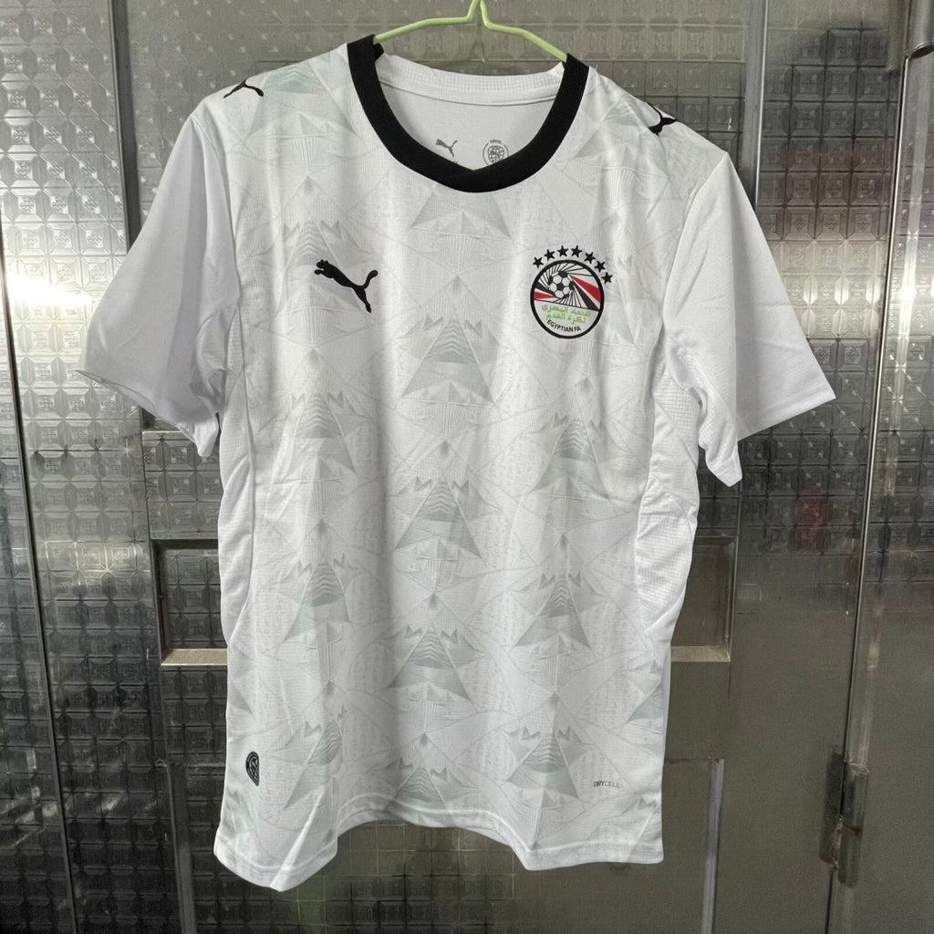 Maillot extérieur 25/26 Egypt Le 12 -ème Maillot, maillot de football avec logo et détails de l'équipe nationale égyptienne.