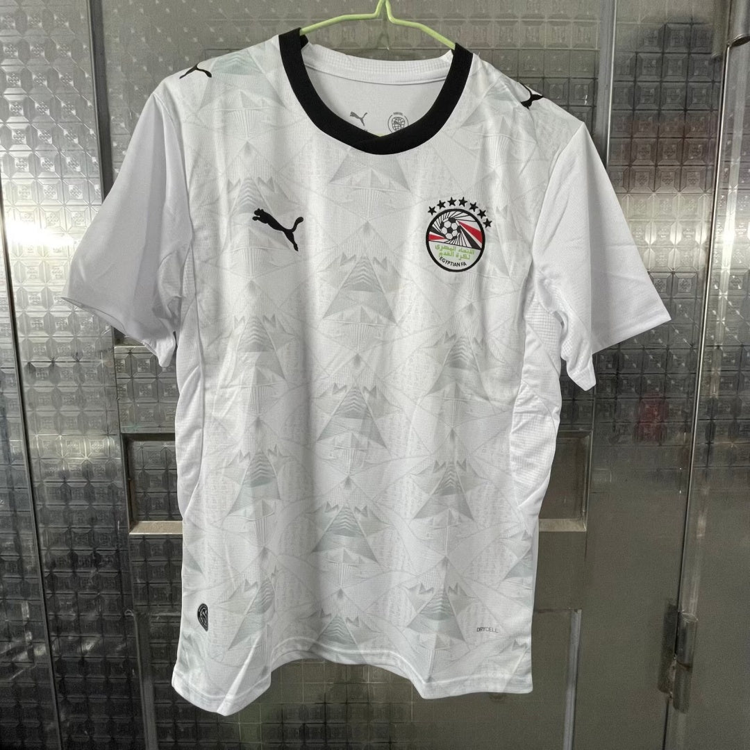 Maillot extérieur 25/26 Egypt Le 12 -ème Maillot, maillot de football avec logo et détails de l'équipe nationale égyptienne.