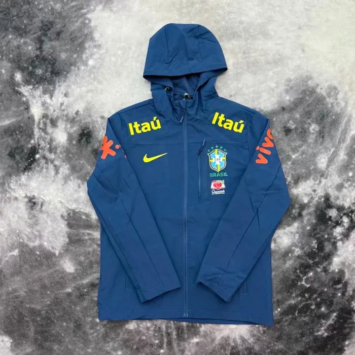 Veste coupe-vent réversible Le 12 ème Maillot Brésil Blue, tissu léger avec logo et design coloré visible sur l'image.