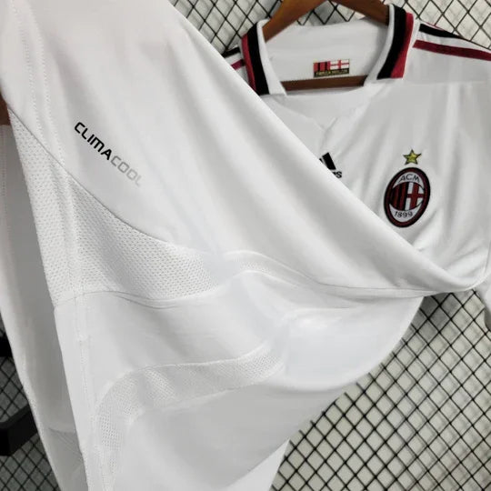 Maillot rétro Milan AC 2009-2010 Le 12 -ème Maillot, maillot de football avec logo et détails classiques sur fond blanc
