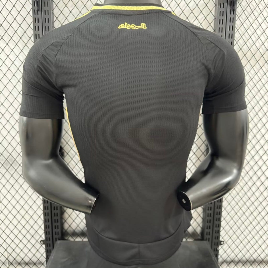 Maillot de football 24/25 de l'Algérie, maillot noir Le 12 -ème Maillot, vue de face avec logo et détails.