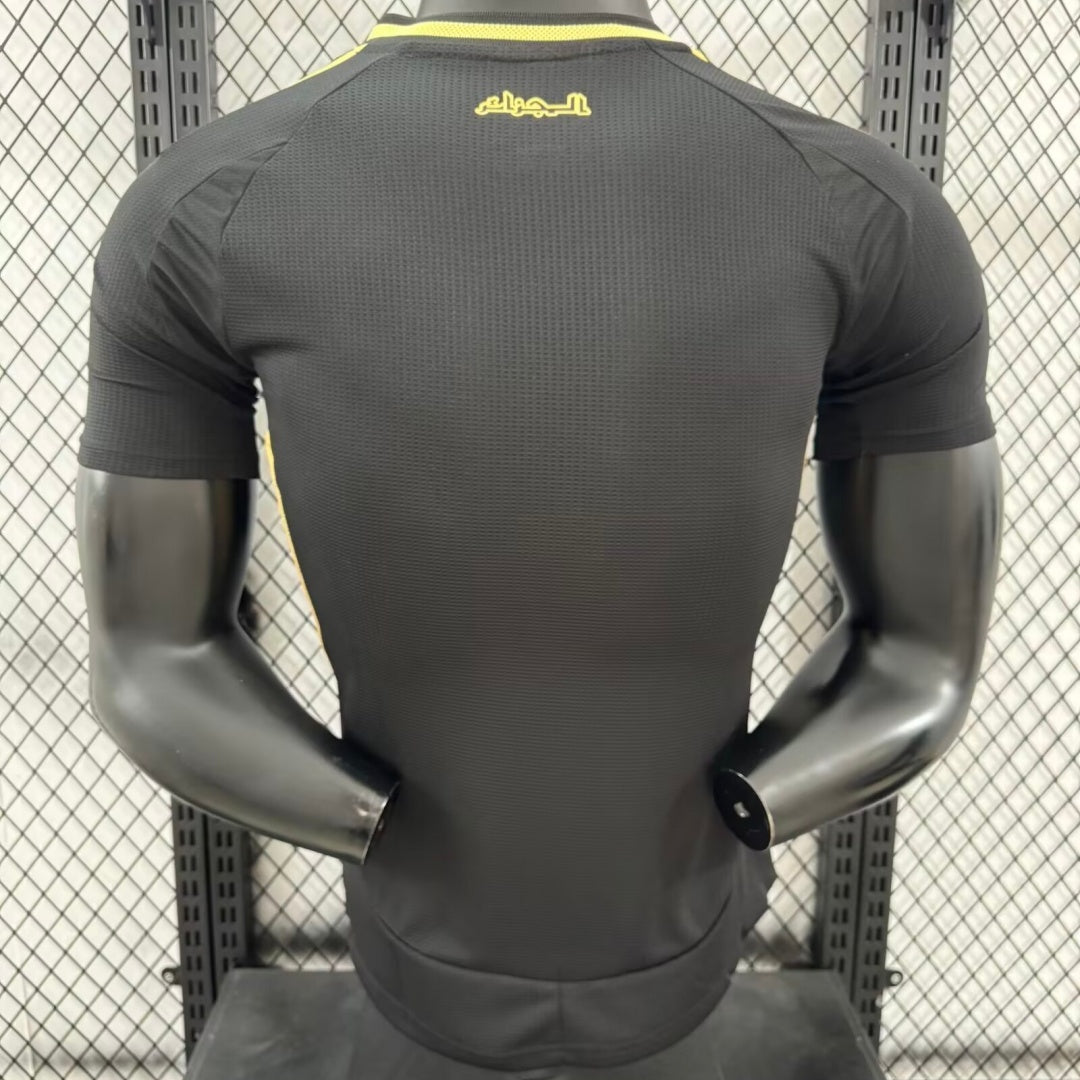 Maillot de football 24/25 de l'Algérie, maillot noir Le 12 -ème Maillot, vue de face avec logo et détails.