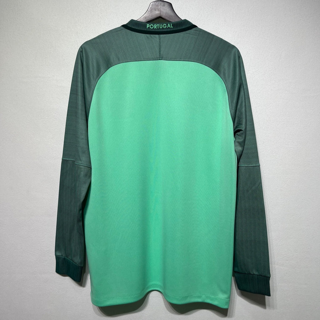 Maillot rétro de football Portugal 2016, manches longues, par Le 12 -ème Maillot, vue de face sur fond blanc.