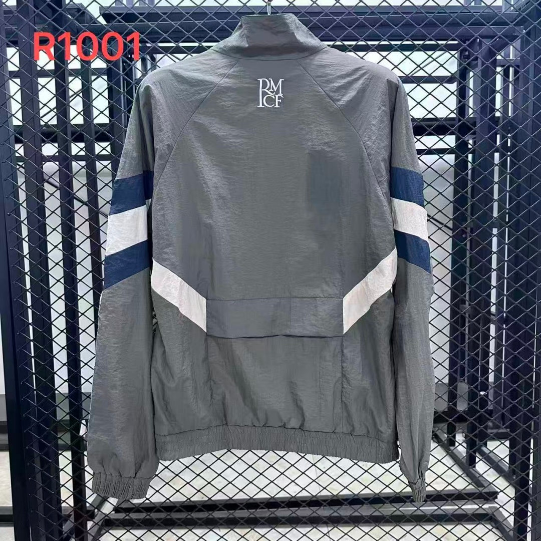 Veste coupe-vent réversible Real Madrid Le 12-ème Maillot, tissu léger avec logo du club, vue de face.