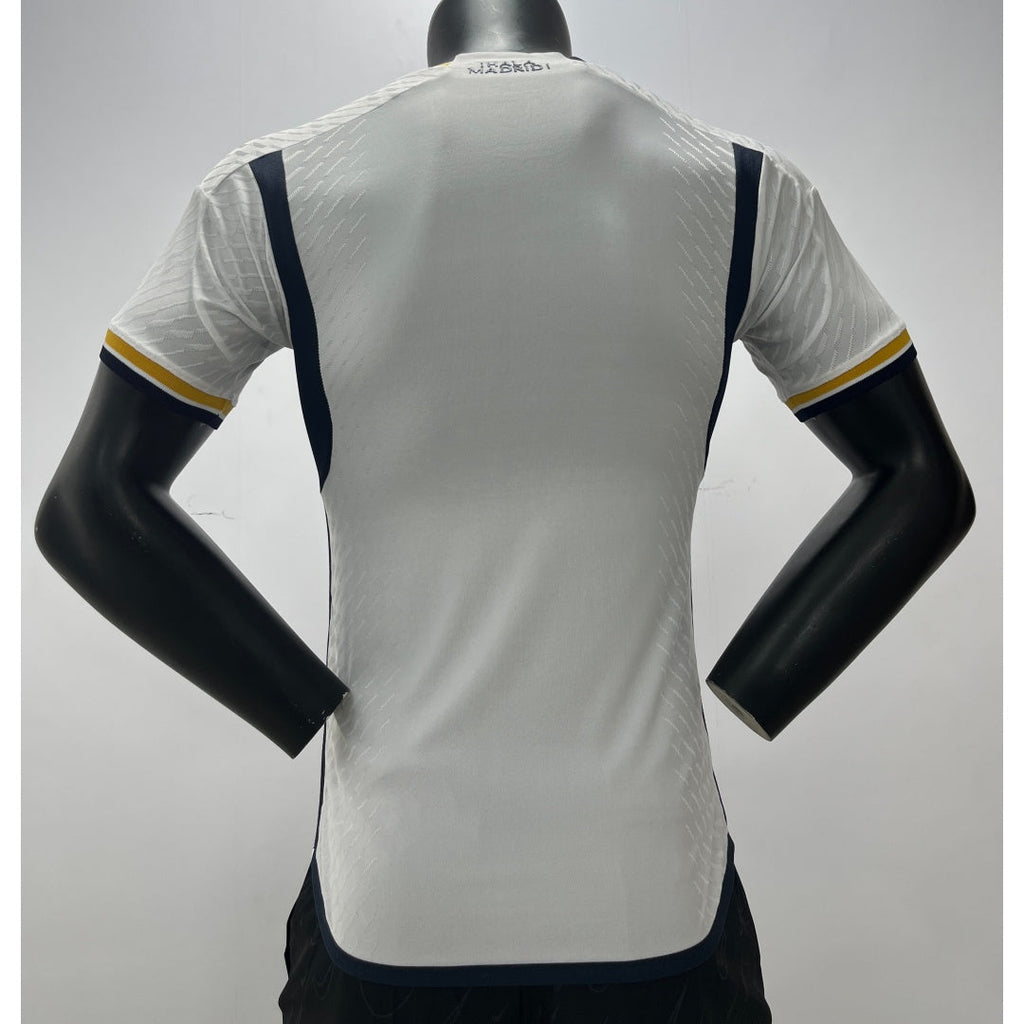 Maillot domicile du Real Madrid 2023/2024, version joueur, noir et blanc, avec logo et sponsor, fabriqué par Le 12 -ème Maillot.