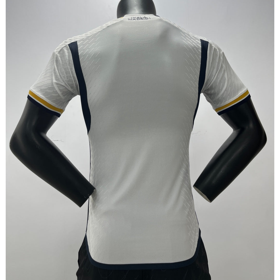 Maillot domicile du Real Madrid 2023/2024, version joueur, noir et blanc, avec logo et sponsor, fabriqué par Le 12 -ème Maillot.