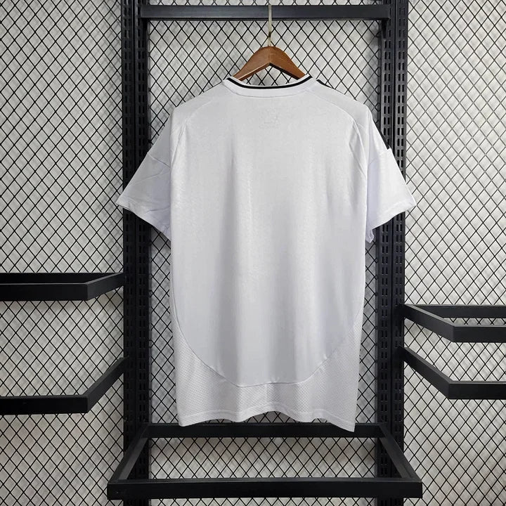 Maillot domicile Real Madrid 2024/25 Le 12 -ème Maillot, maillot de football blanc avec logo et détails officiels.