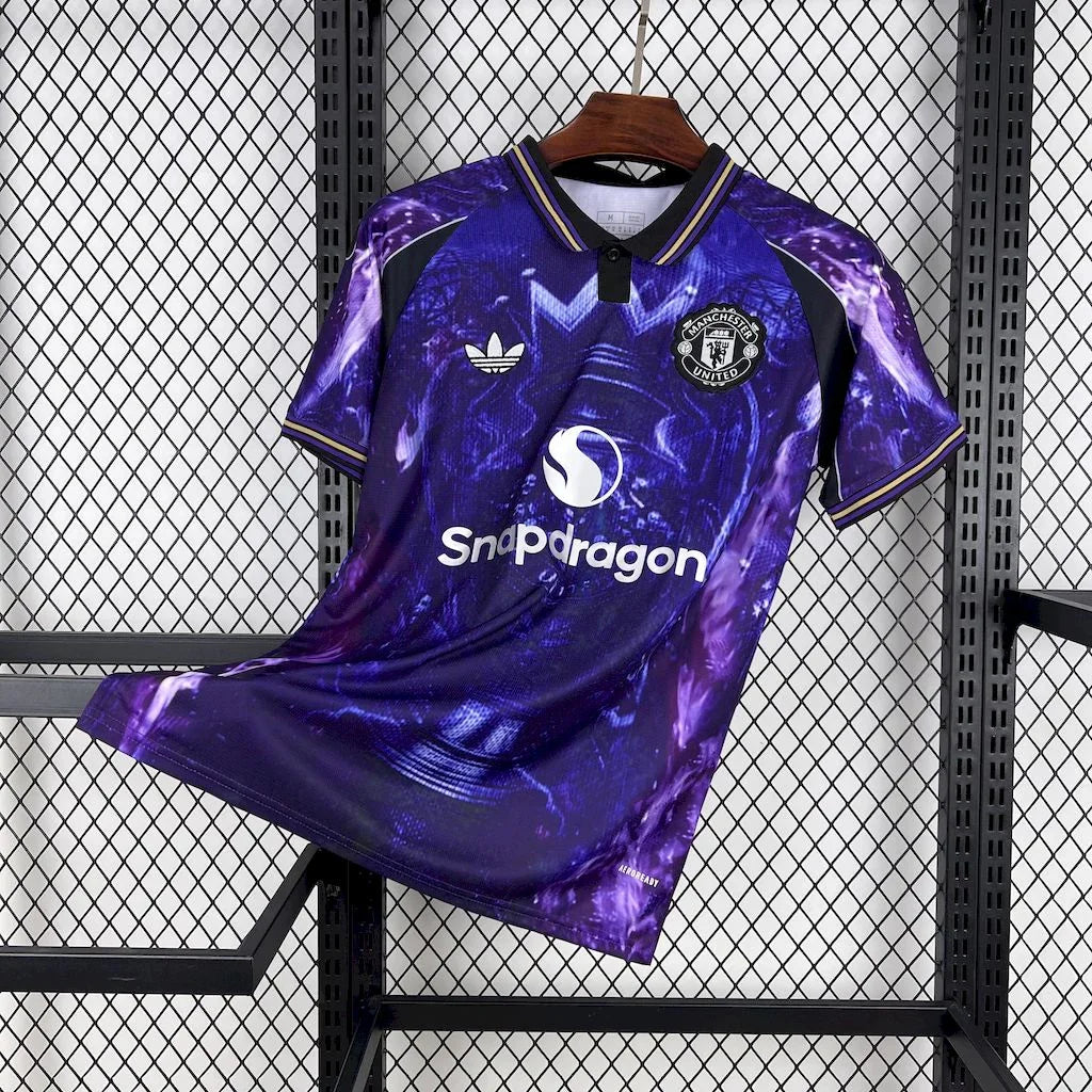 Maillot Manchester United concept 2025-26 par Le 12-ème Maillot, vue de face avec logo et design moderne.