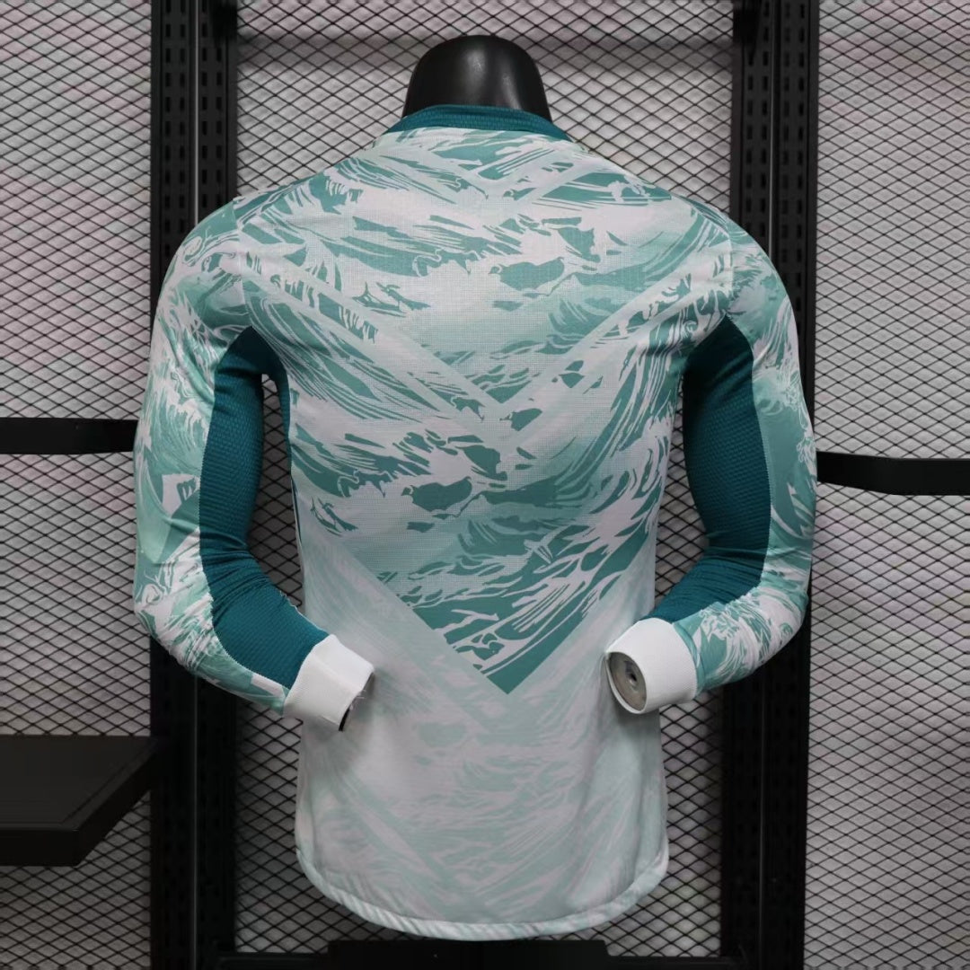 Maillot de football Portugal extérieur, manches longues, marque Le 12 -ème Maillot, porté par un joueur.