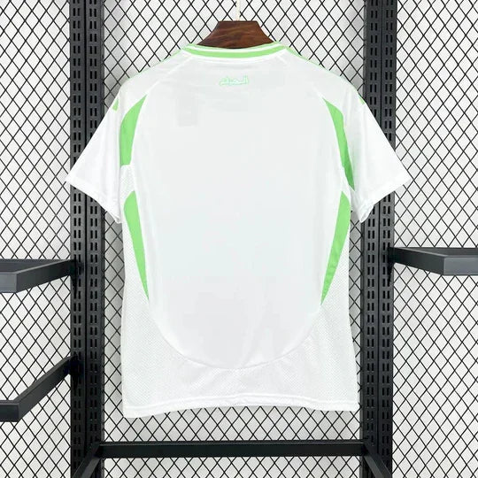Maillot domicile de l'Algérie 2024/25, maillot de football Le 12 -ème Maillot, logo et design traditionnel visible.