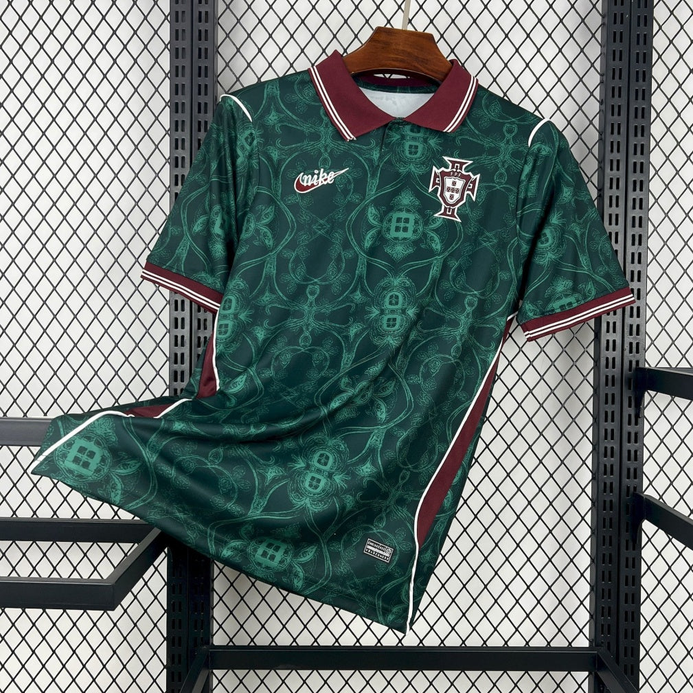 Maillot Portugal 25/26 Le 12 -ème Polo, maillot de football aux couleurs du Portugal avec logo et design sportif.