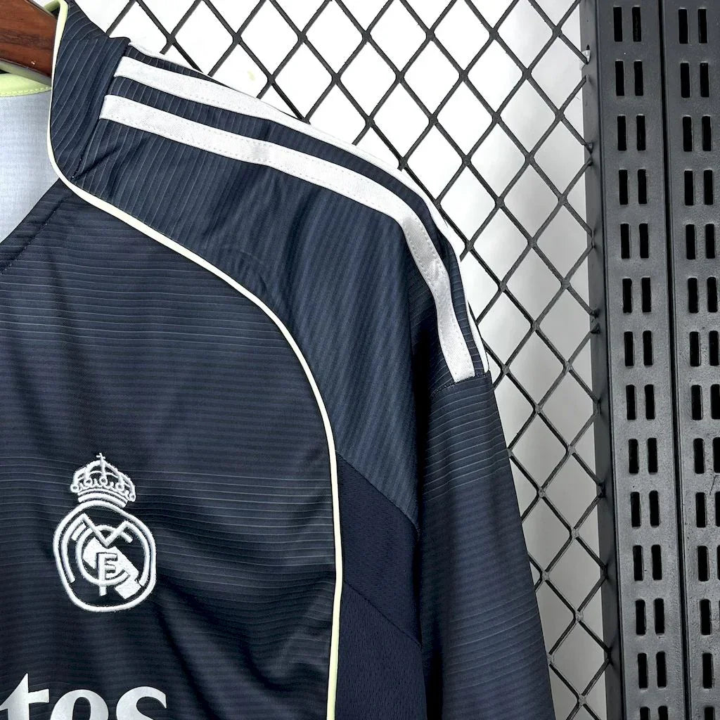 Maillot manches longues Real Madrid 2025-26, marque Le 12 -ème Maillot, en tissu blanc avec logo et détails du club.
