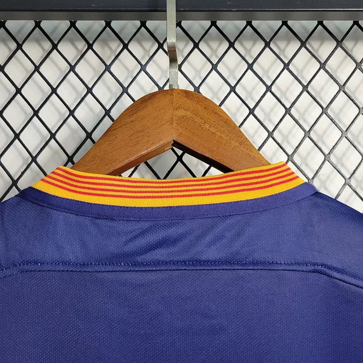 Maillot rétro FC Barcelone 2015-2016 Le 12-ème Maillot, jersey de football bleu avec le logo du club et motifs vintage.