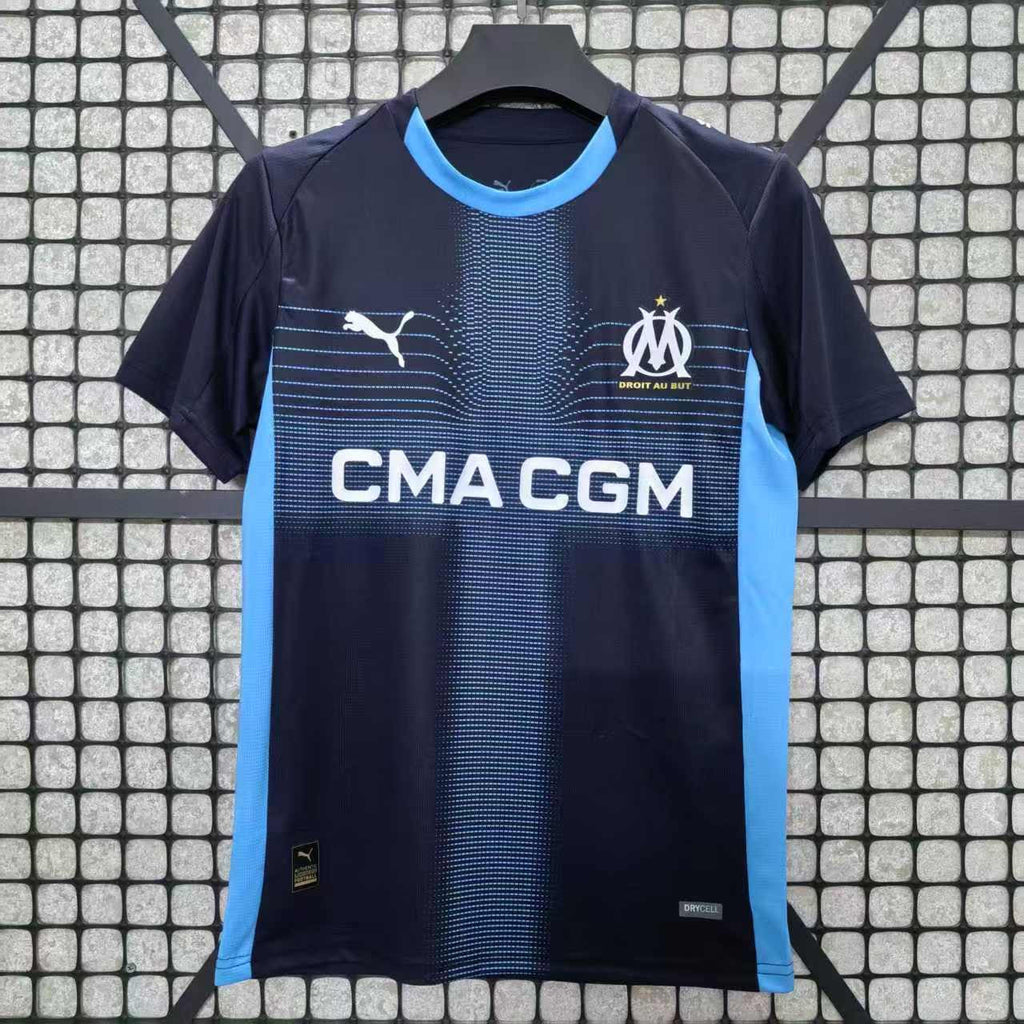 Maillot extérieur Marseille 25/26 de la marque Le 12 -ème Maillot, vue de face, en tissu blanc avec logo et détails bleus