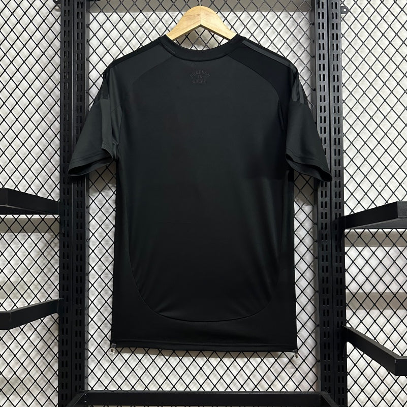 Maillot extérieur Inter Miami pour enfants taille 25/26, livré par Le 12 -ème Maillot, en polyester avec logo de l'équipe.
