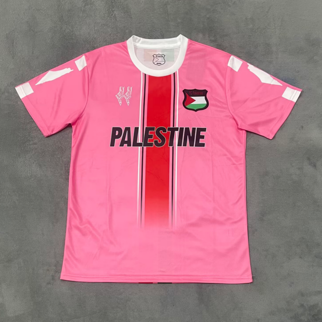 Maillot FC Filastin rose pour enfants, modèle 25/26, de la marque Le 12 -ème Maillot, avec logo et design sportif visible.
