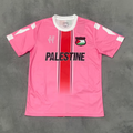 Maillot FC Filastin rose pour enfants, modèle 25/26, de la marque Le 12 -ème Maillot, avec logo et design sportif visible.
