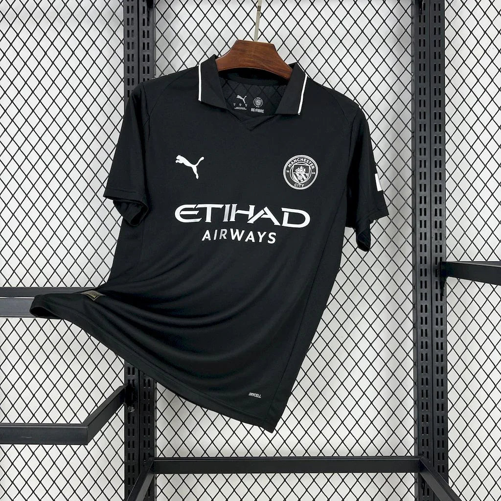 Maillot Manchester City 2025-26 de la marque Le 12 -ème Maillot, vue de face avec logo et détails du maillot de football.