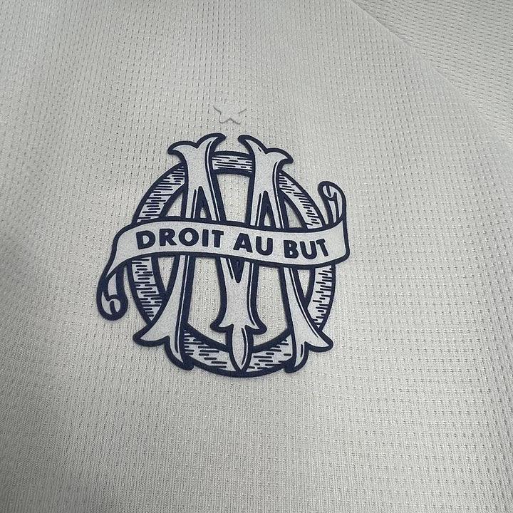 Maillot Olympique de Marseille blanc 2024 125 ans, Le 12 -ème Maillot, vue de face, détails du design et logo OM.
