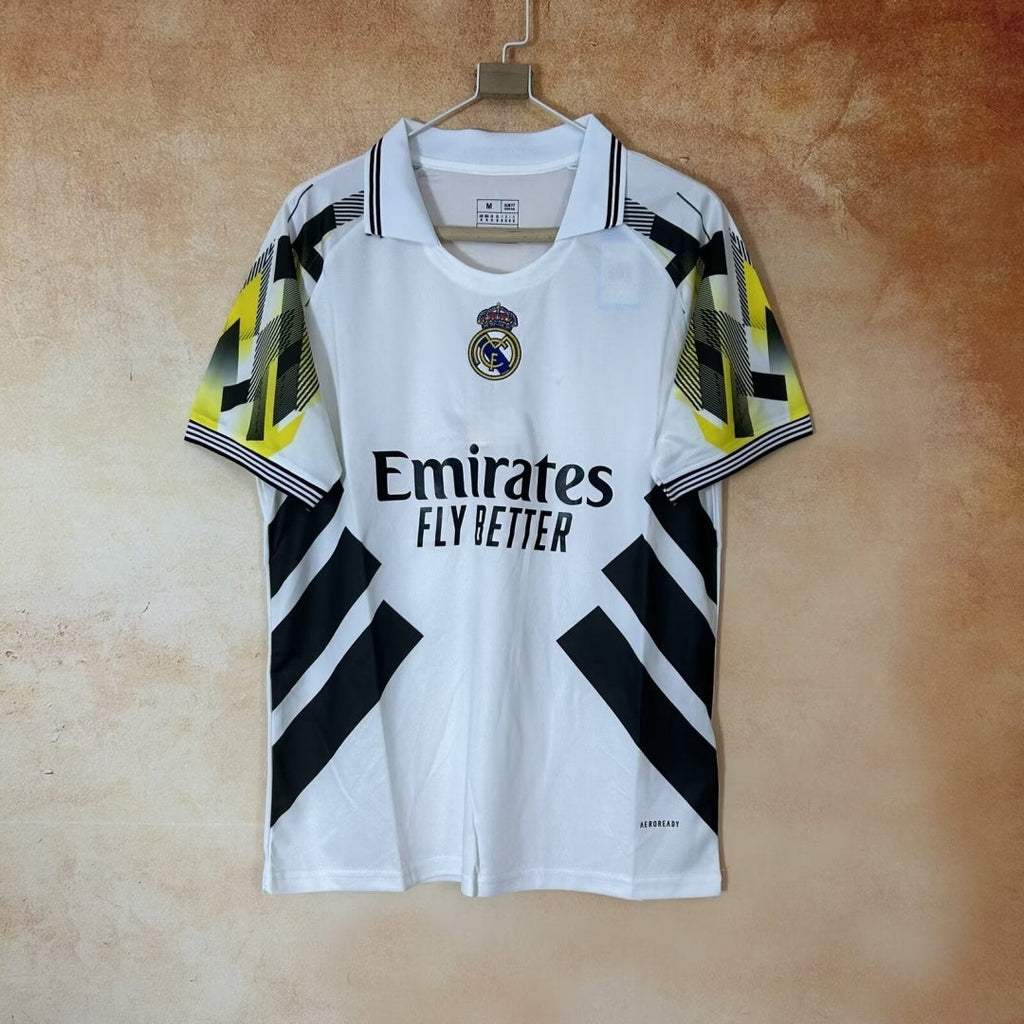 Maillot polo blanc Real Madrid 25/26 de la marque Le 12 -ème Maillot, vue de face, détails du logo et du design classique