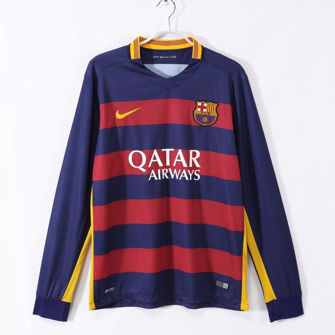 Maillot domicile rétro de Barcelone 2015-2016 à manches longues, marque Le 12-ème Maillot, vue de face sur fond blanc