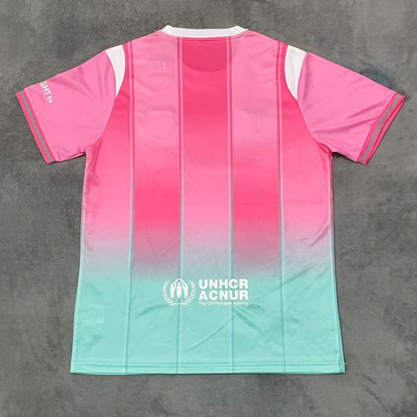Maillot de football Barcelone 25/26 rose Le 12 -ème Maillot, vue du haut avec logo et détails de l'équipe.
