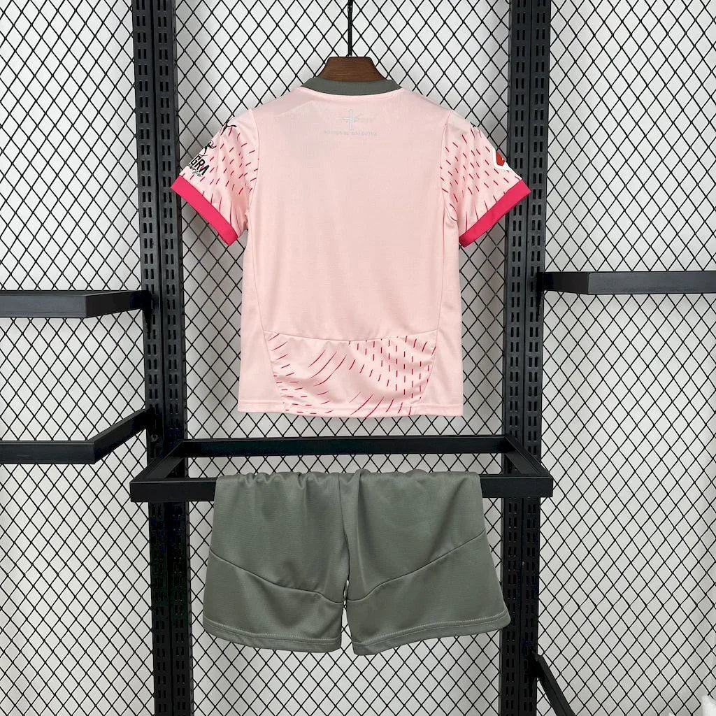 Enfant portant le kit sportif Le 12 -ème Maillot pour la saison 2024-25, maillot et short colorés, vue de face.