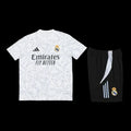 Ensemble Real Madrid avec maillot officiel Le 12 -ème Maillot, devant montrer le logo et les détails du maillot blanc avec le logo du club.