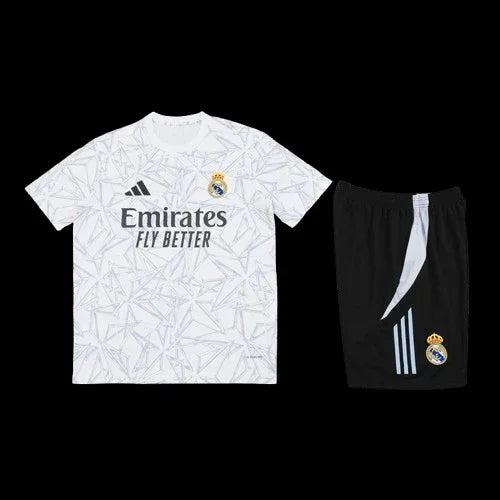 Ensemble Real Madrid avec maillot officiel Le 12 -ème Maillot, devant montrer le logo et les détails du maillot blanc avec le logo du club.