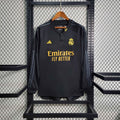 Maillot manches longues Real Madrid 2023-24 Le 12 -ème Maillot, maillot de football blanc avec logo du club et détails bleus.