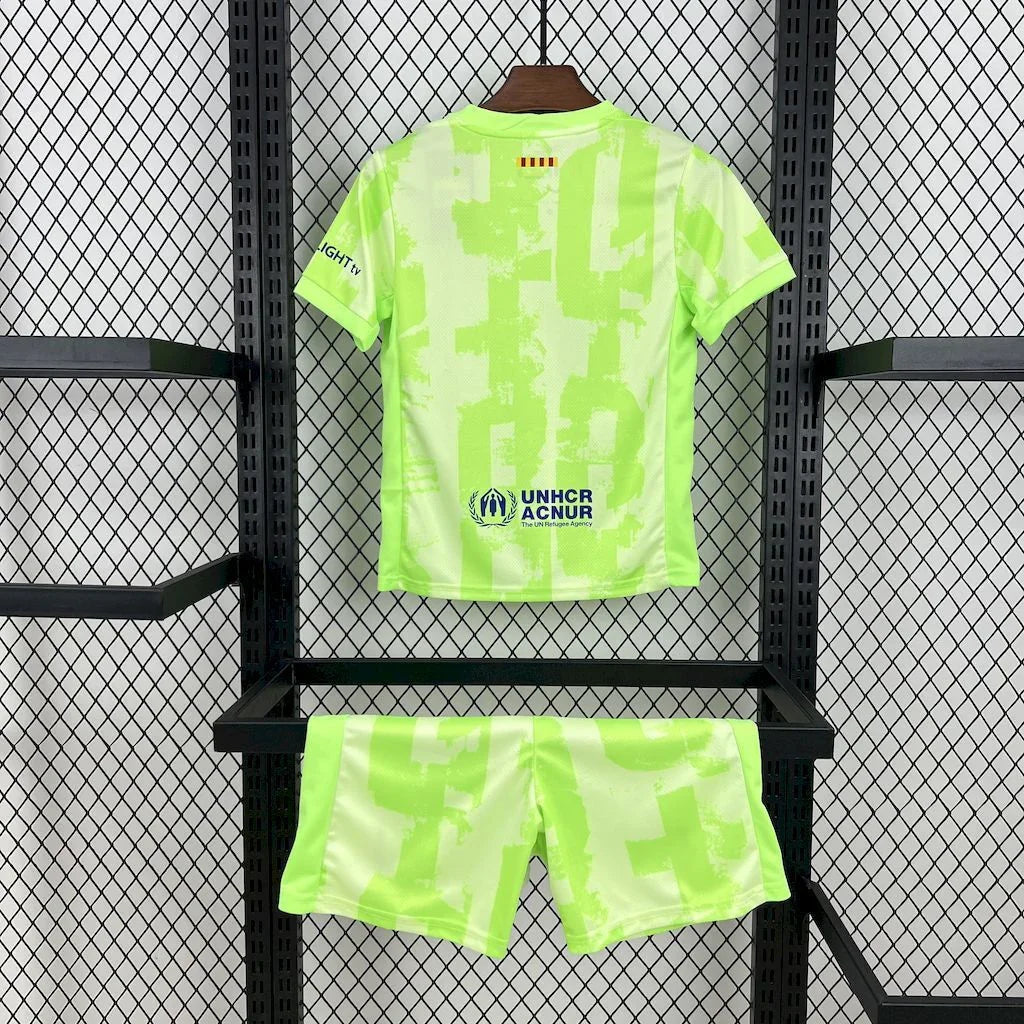 Kit enfant FC Barcelone concept 2024-25 de Le 12 -ème Maillot, maillot bleu et grenat avec logo du club.
