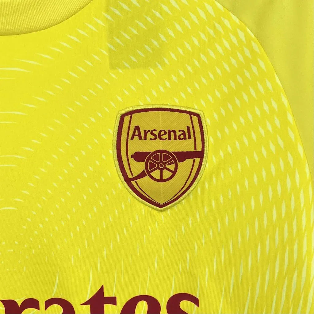 Maillot de gardien Arsenal 2025-26, Le 12 -ème Maillot, en tissu vert avec logo officiel, vue front du maillot.