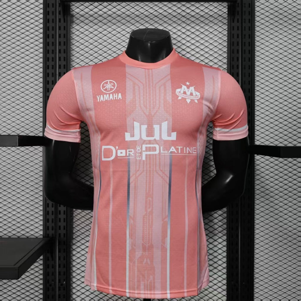 Maillot de football Marseille 25/26 Le 12-ème Maillot, version rose, porté par un joueur, vue frontale.