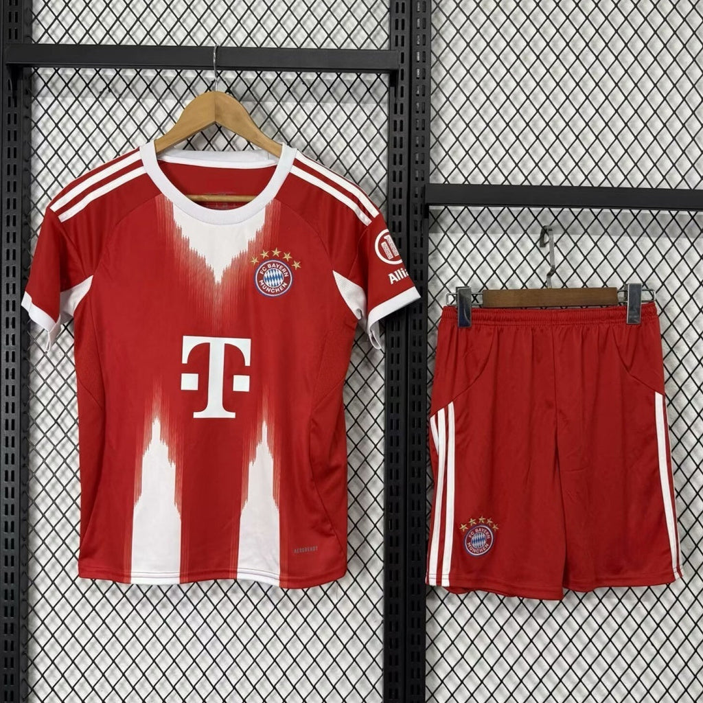 Ensemble 25/26 Bayern Munich domicile adulte de Le 12 -ème Maillot, maillot de football rouge avec logo du club.