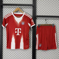 Ensemble 25/26 Bayern Munich domicile adulte de Le 12 -ème Maillot, maillot de football rouge avec logo du club.