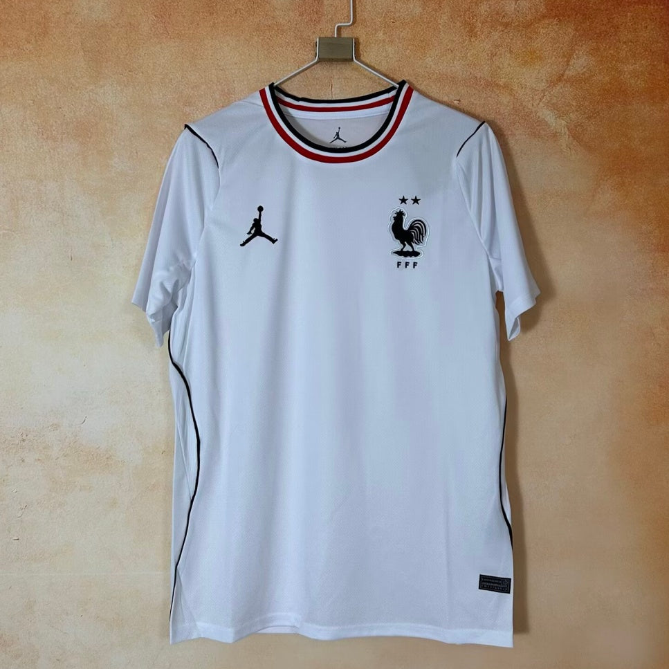 Maillot extérieur France 25/26, marque Le 12 -ème Maillot, en tissu léger avec logo et détails bleu, blanc et rouge.