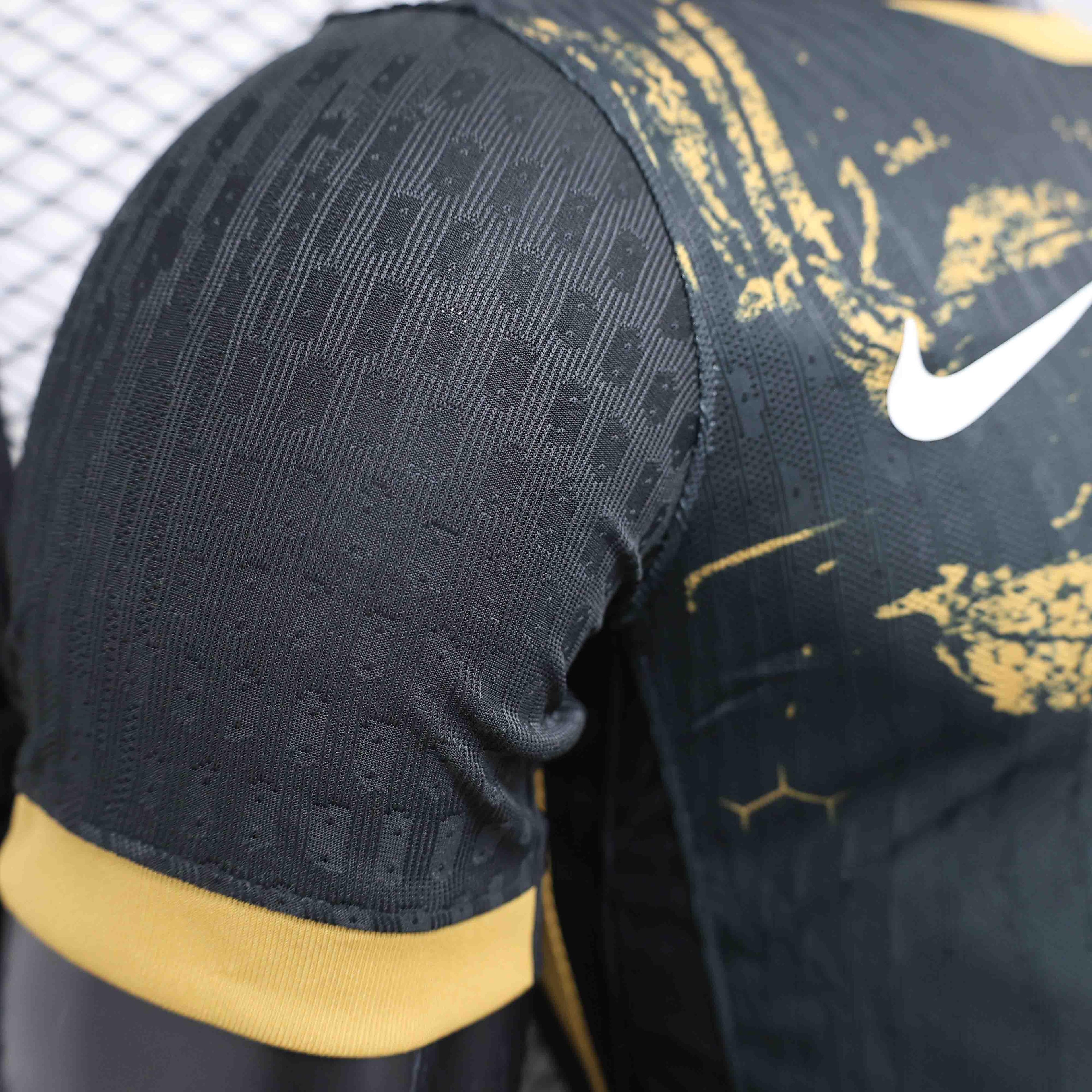 Maillot Sporting concept 2024-25 de la marque Le 12 -ème Maillot, design moderne avec logo et détails colorés.