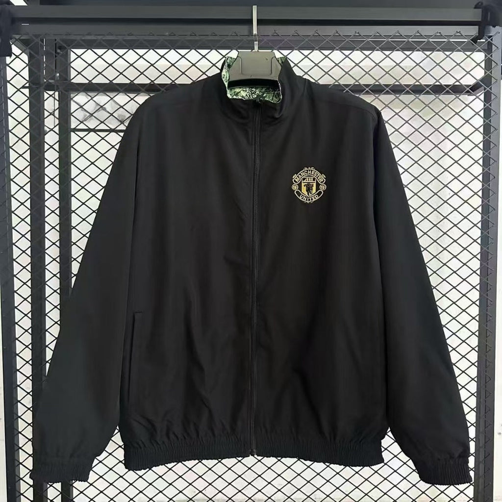 Veste coupe-vent réversible Manchester United Le 12 -ème Maillot, tissu léger et logo de l'équipe visible.