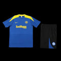 Ensemble Inter Milan Le 12 -ème Maillot, maillot de football noir et bleu avec logo de l'équipe, vue de face.