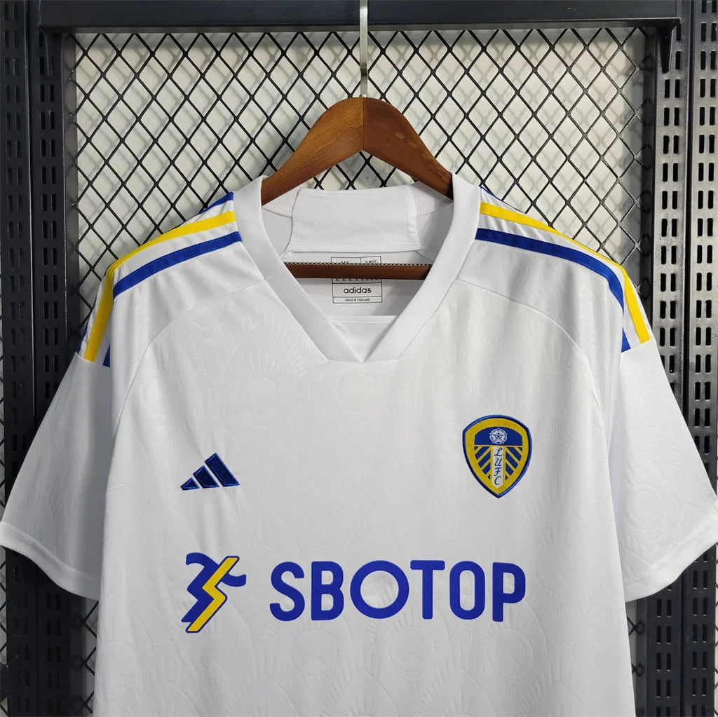 Maillot Leeds United 2023-24 de la marque Le 12 -ème Maillot, vue du devant avec logo et design officiel.