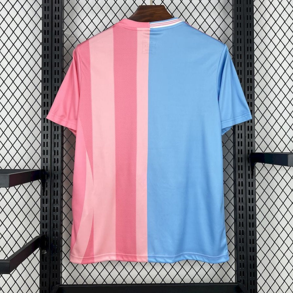 Maillot de football Inter Miami 25/26 Le 12ème Maillot, design spécial, en tissu léger avec logo et motifs colorés.