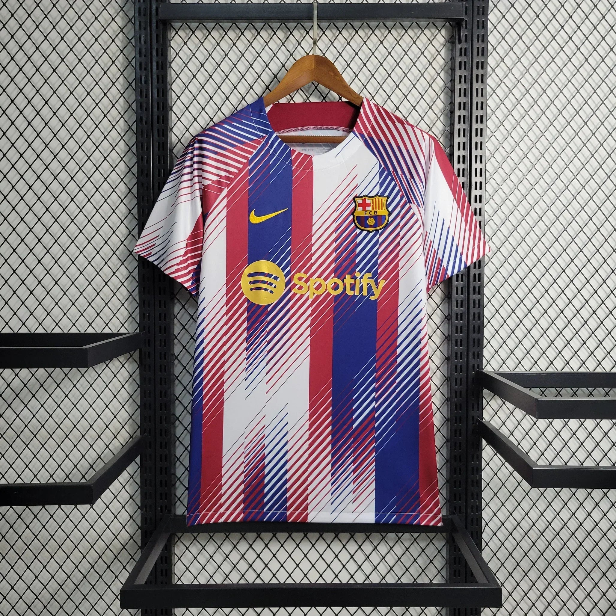 Maillot d'entraînement Barcelone FC 2023-2024 Le 12, manches courtes, couleur bleue avec logo du club visible.