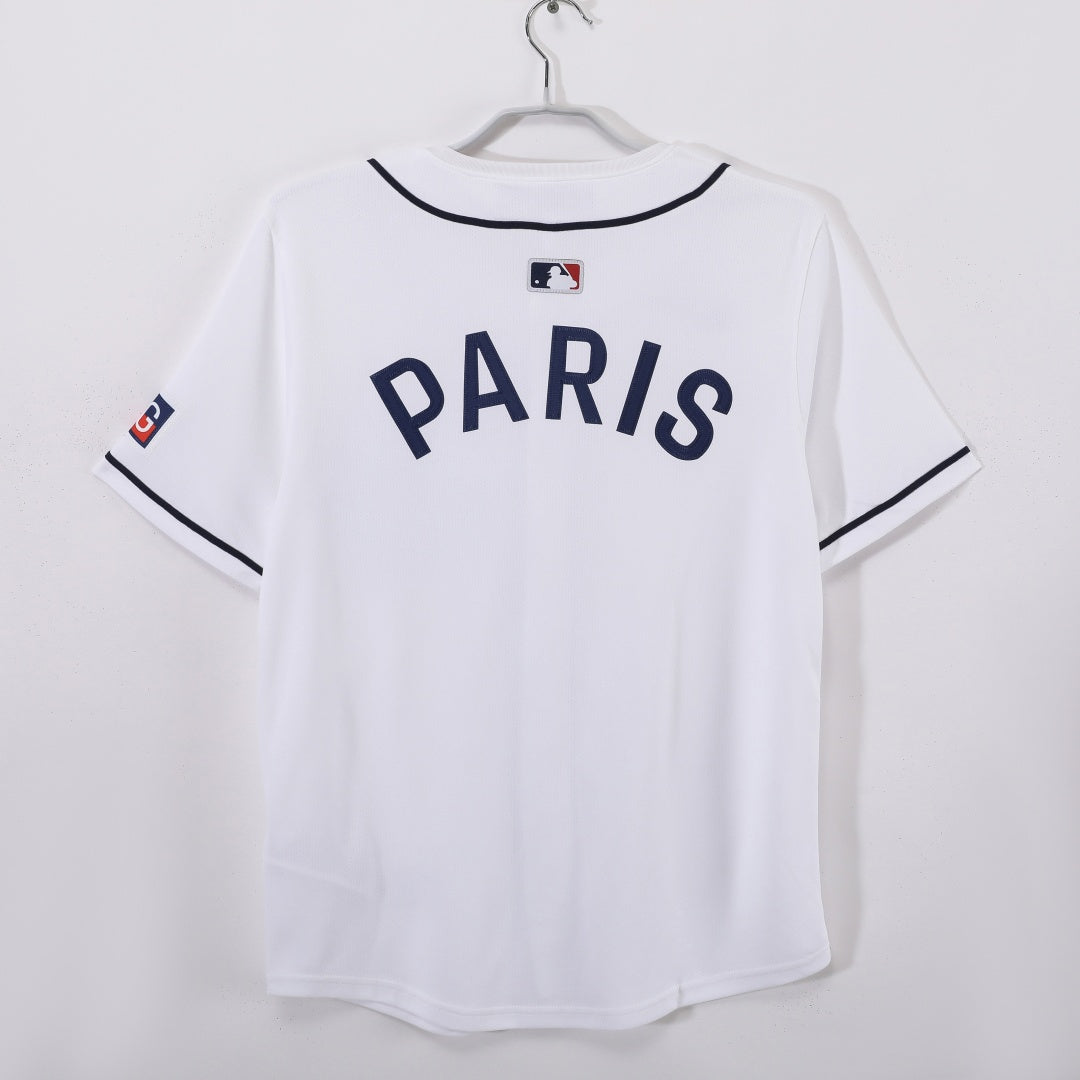Maillot de baseball PSG 25/26, marque Le 12 -ème Maillot, en tissu blanc avec logos et numéros bleus et rouges.